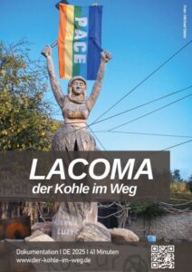 Holzskulptur einer Frau mit erhobenen Armen, die eine Regenbogenfahne mit dem Schriftzug 'PACE' hält. Text: 'LACOMA der Kohle im Weg'. QR-Code und Webadresse sichtbar.