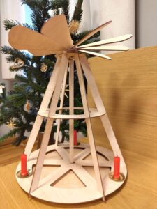 Wendischer Drehbaum vor weihnachtlich geschmücktem Tannengrün